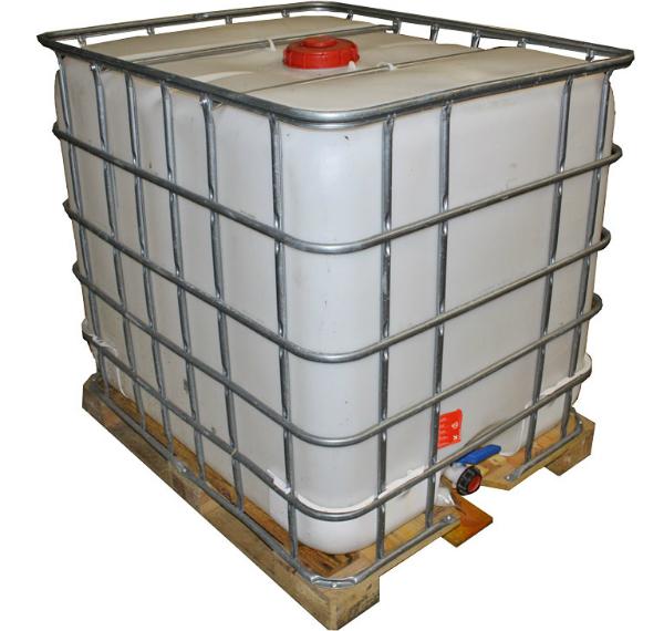 Gespuelter 1000 Liter IBC Wassertank auf Holzpalette