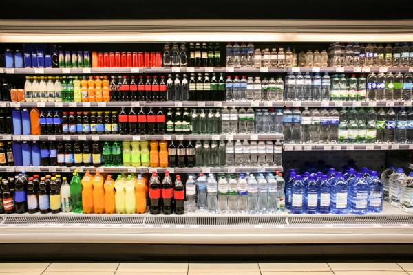 Verschiedene Getraenke in einem Supermarkt