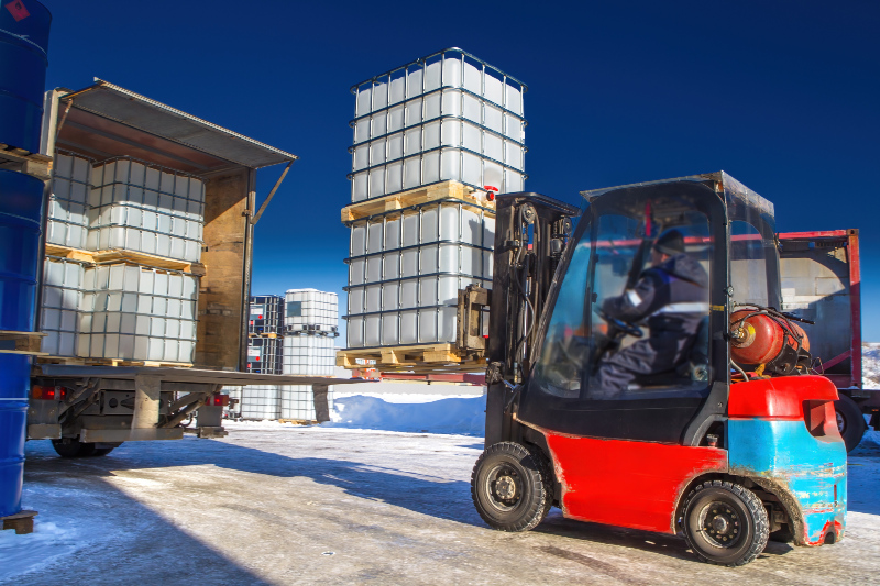 IBCs lassen sind aus logistischer Sicht sehr effektiv Ein Gabelstapler verlädt IBCs
