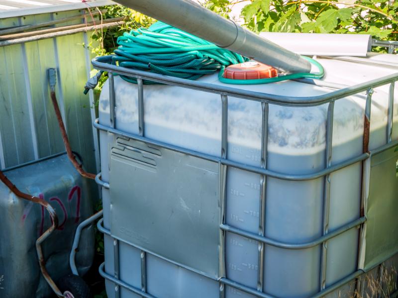 IBC Wassertank an ein moeglichst schattiges Plaetzchen stellen