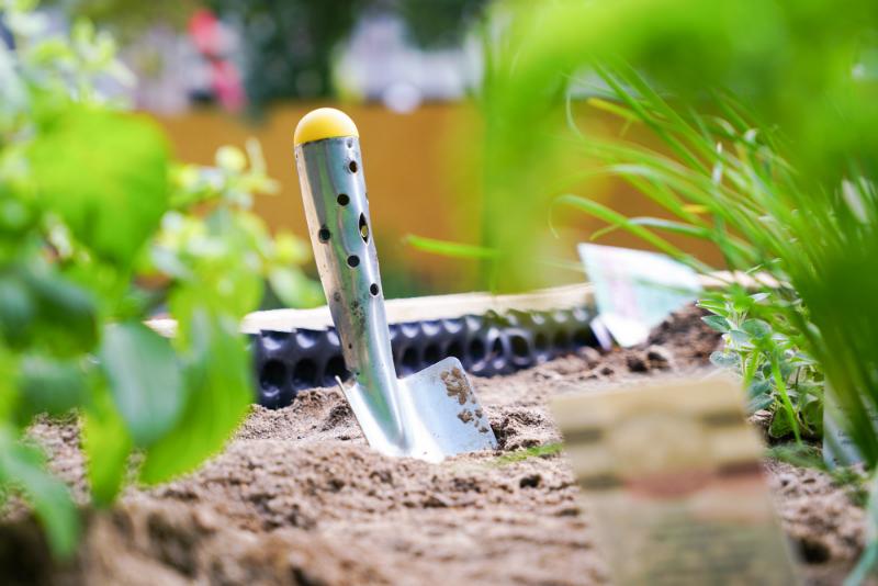 Gartenarbeit im Hochbeet