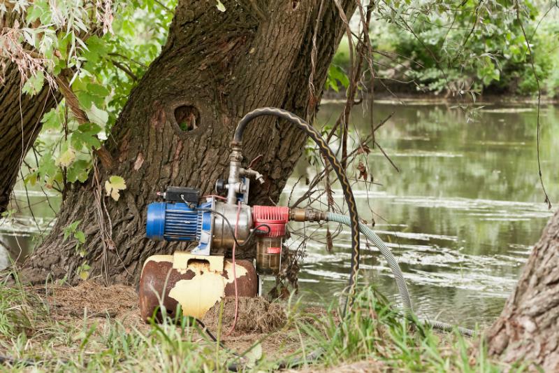 Hauswasserwerk-Pumpe an einem Flussufer