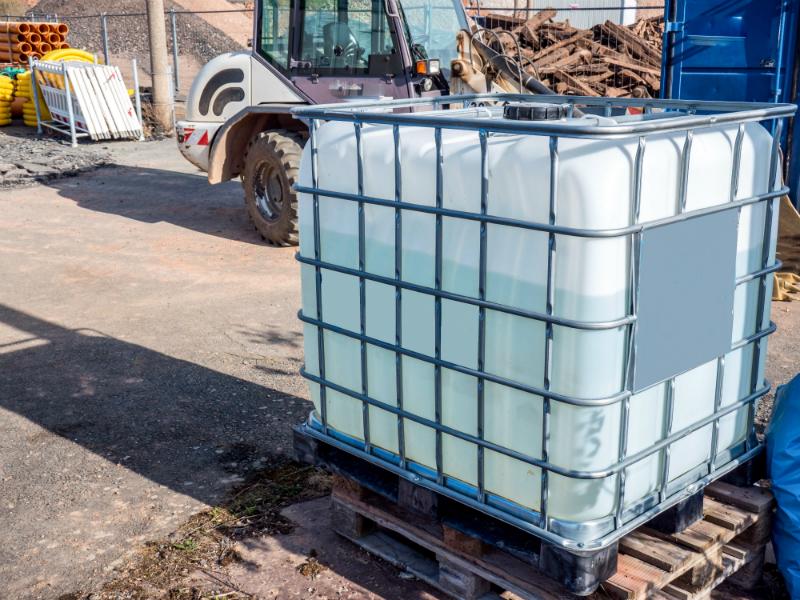 IBC Wassertank auf einer Baustelle