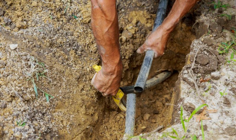 Ein Wasserschlauch, der unterirdisch verlegt wird