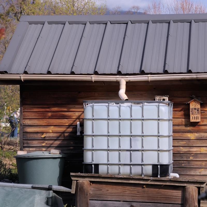 Regenwassertank moeglichst in der Naehe des Fallrohrs der Dachrinne platzieren