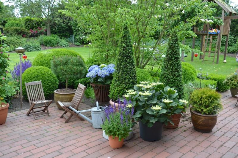 Terrasse mit Pflanzkuebeln