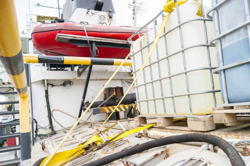 IBC Container auf einem Schiff