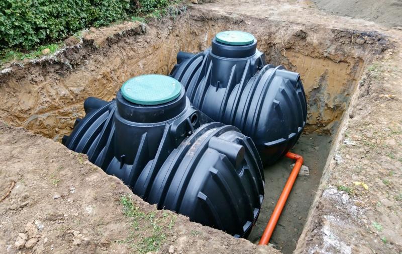 Zwei unterirdische Lagertanks aus Kunststoff zur Regenwassergewinnung