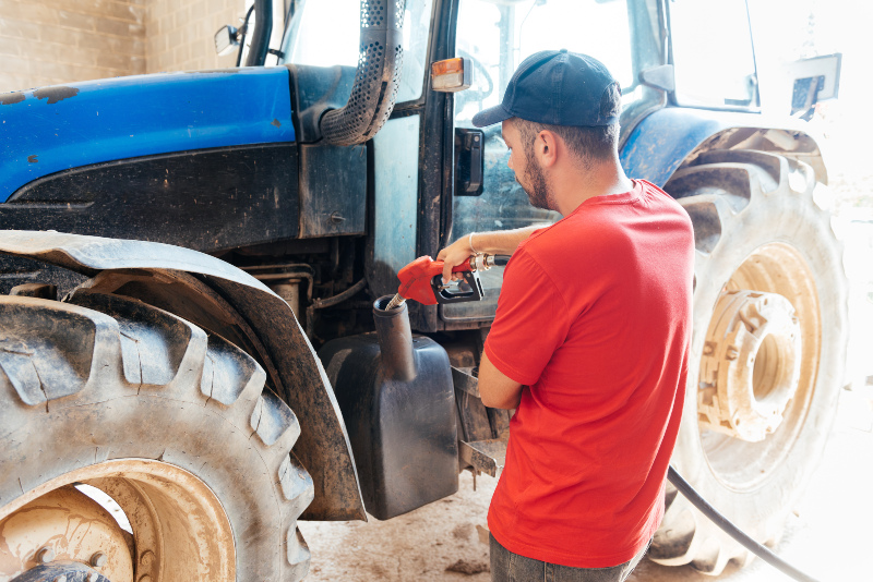 Für moderne Diesel-Fahrzeuge ist AdBlue®wichtig Ein Mann betankt einen Traktor Diesel