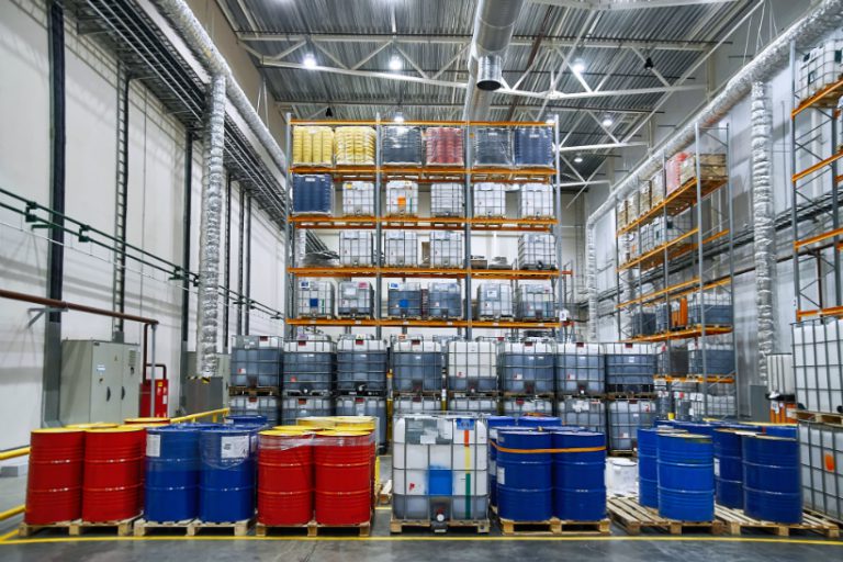 fl-ssige-gefahreng-ter-transportieren-mit-spundlochf-ssern-rekubik