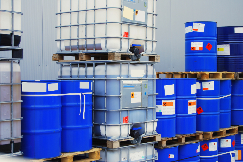 Probleme bei der Befüllung können sich aus vorherigen Lagergütern ergeben In einem Lager sind mehrere IBC Container aufeinander gestapelt
