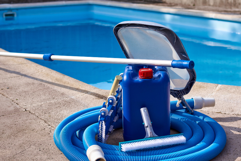 Poolschläuche wernde für befüllen und die Reinigung benötigt Ein Poolschlauch mit Reinigungszubehör für einen Pool