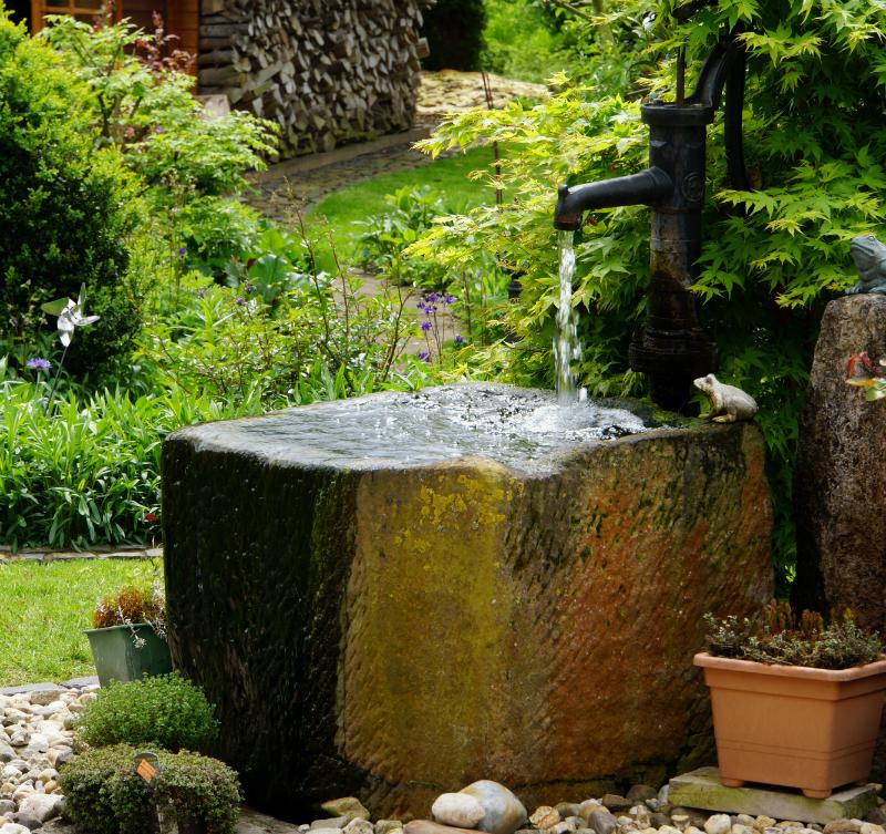 Der klassische Pump-Brunnen mit Handbedienung