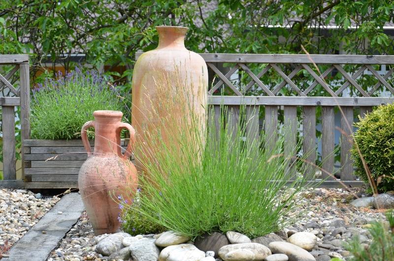 Zwei Amphoren im mediterranen Garten