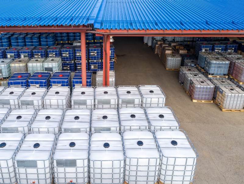 Ein Lager mit zahlreichen IBC Containern