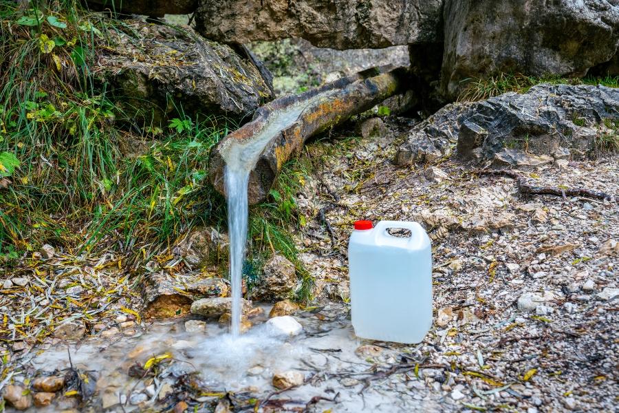 Frisches Wasser von einem Gebirgsbach wasserbehaelter-beim-camping