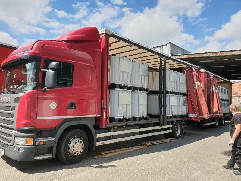 Transport von IBC Containern in einem Lkw auf INdustriepaletten