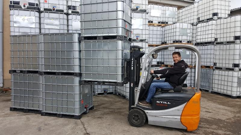Kästen und Fässer transportieren