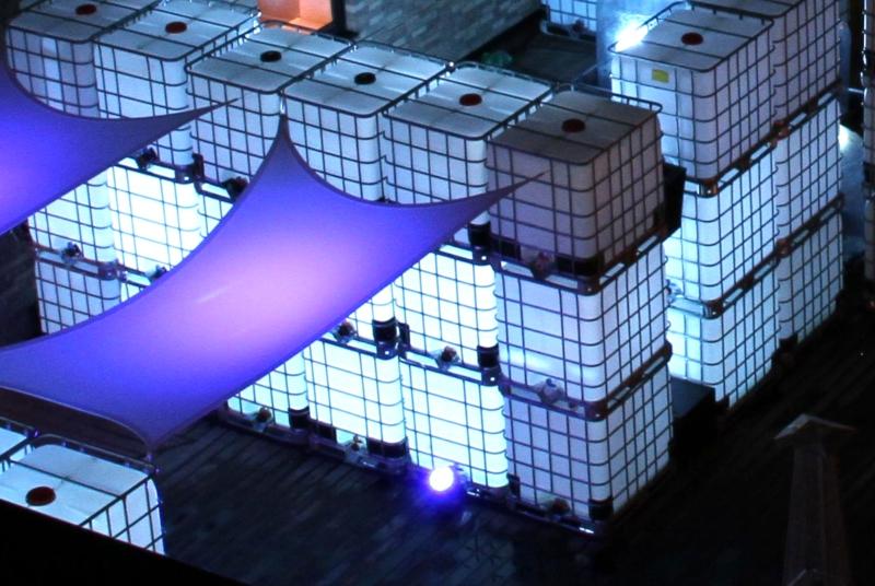 Leuchtwand aus IBC Containern
