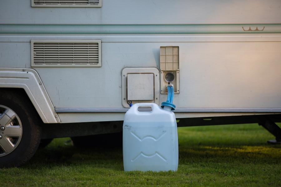 Wasserkanister an einem Wohnwagen wasserbehaelter-beim-camping