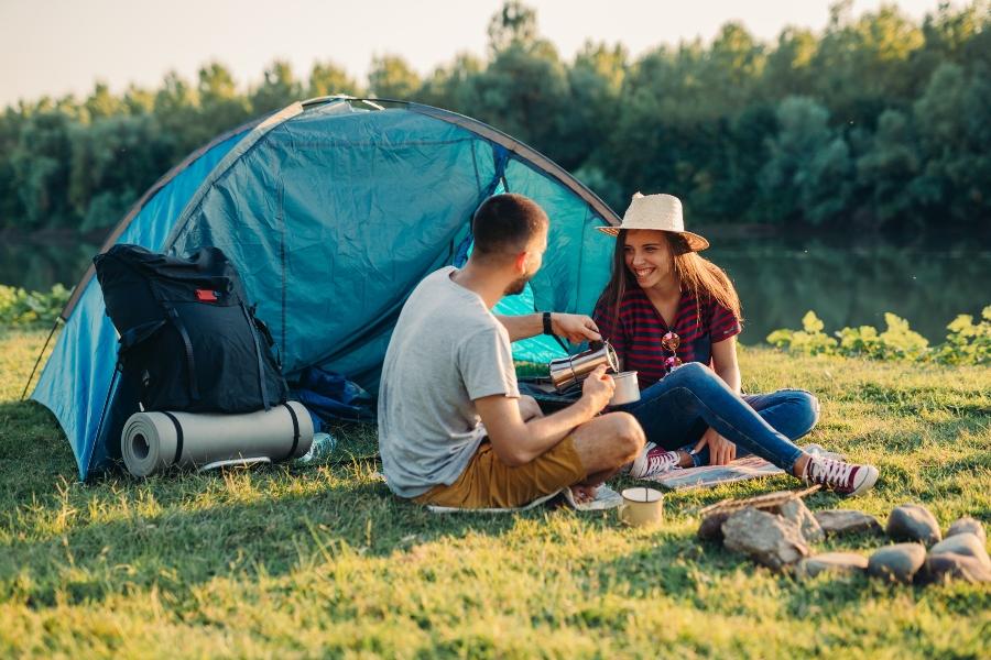 freunde-campen-an-einem-fluss