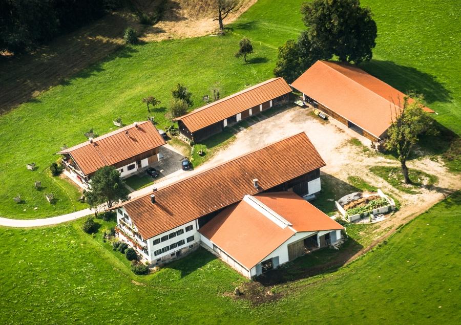 bauernhof-dachflaechen-ibc-auf-dem-bauernhof