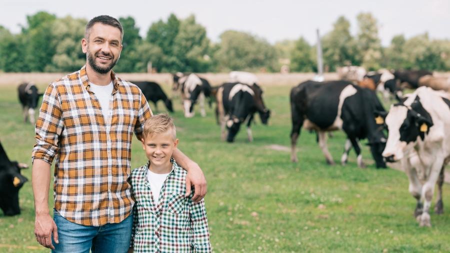 vater-sohn-farm-ibc-auf-dem-bauernhof