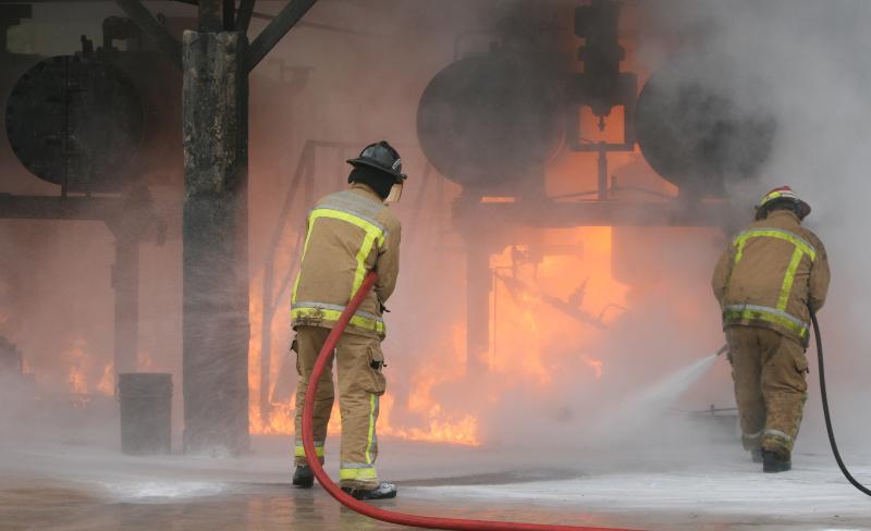 2 Feuerwehrleute löschen Feuer