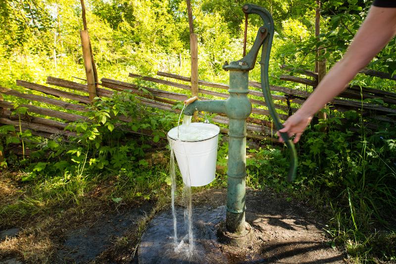 Eine Kolbenpumpe als herkömmliche Wasserpumpe für die Gartenbewässerung