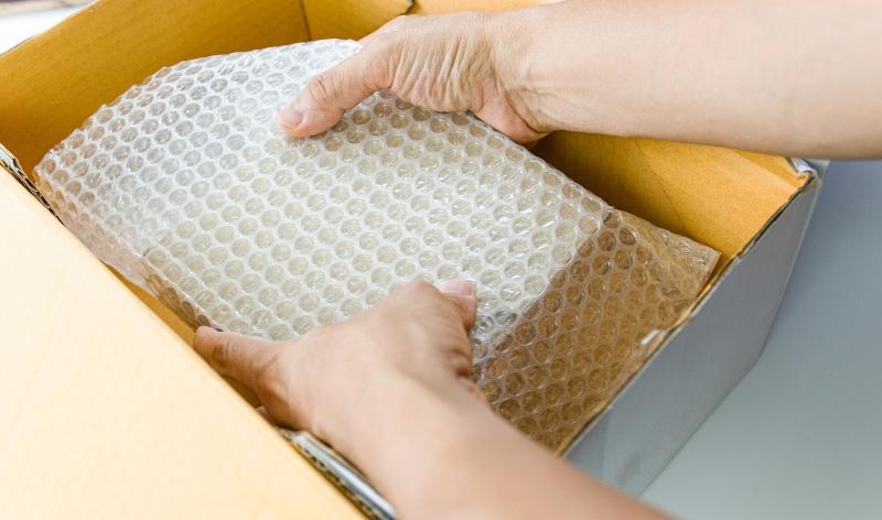 Päkchen wird verpackt - Lieferwaren sicher verpacken