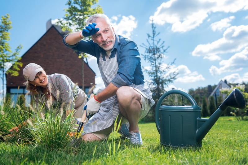 Älteres Paar bei harter Gartenarbeit