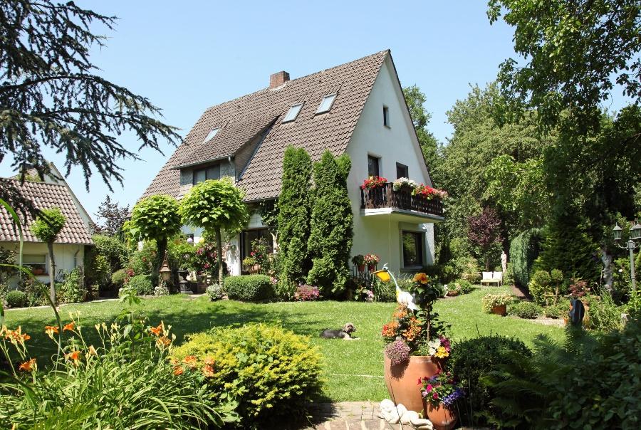 haus-garten-sommer-gartenbewaesserung-mit-sprinklern