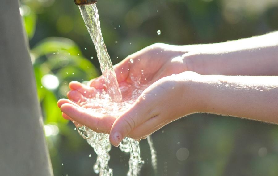 Container fuer Trinkwasser im Garten