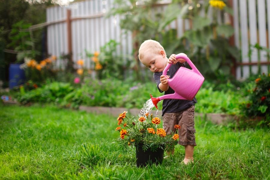 gartenbewaesserung-junge-giesskanne