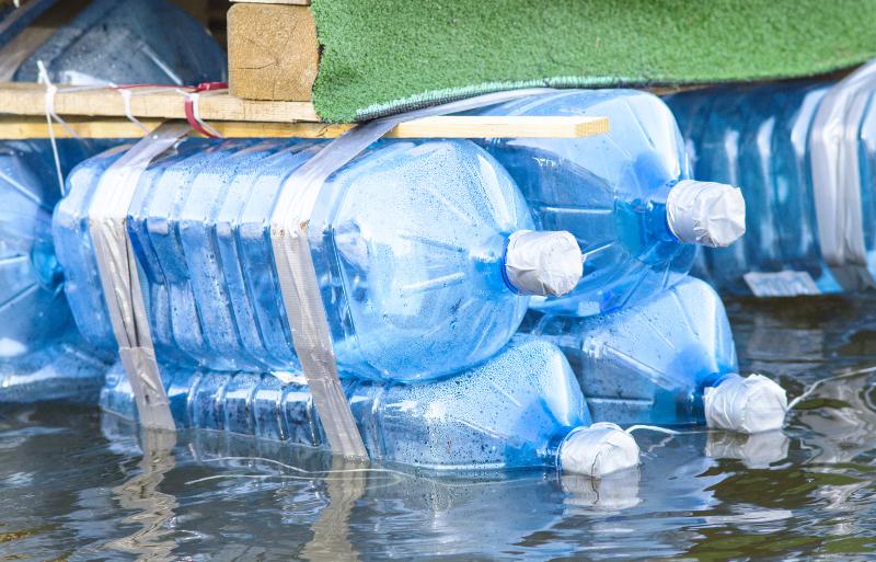 Nahaufnahme von Plastikflaschen eines selbstgebauten Floßes