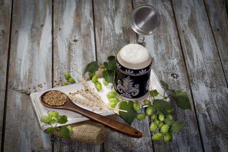 Bier drapiert mit Hopfen und Roggen