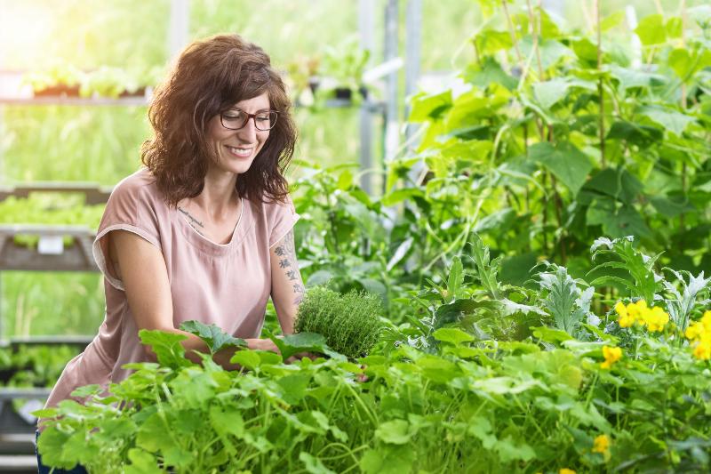 Frau beim Kräuterbeet anlegen