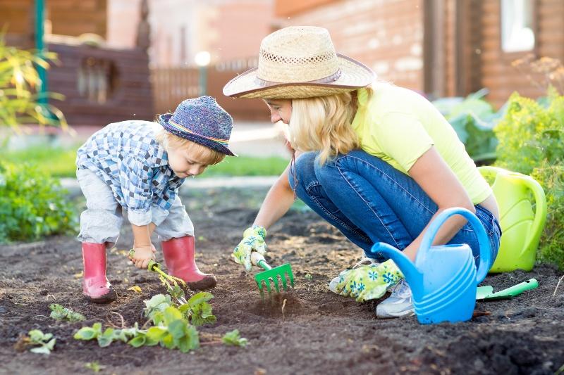 Mutter und Kind bei der Gartenpflege