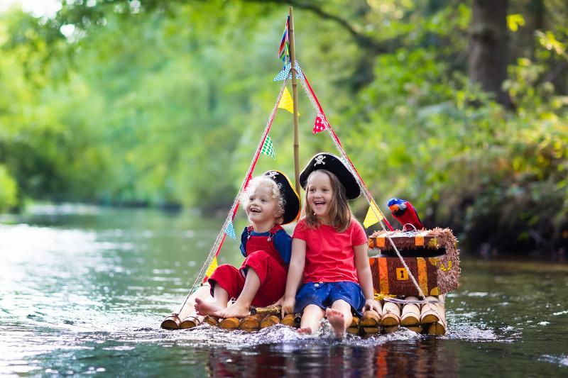 2 Kinder auf Floß - Floß selber bauen ist nicht sehr schwierig
