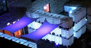 Lichtinstallation aus IBC Containern