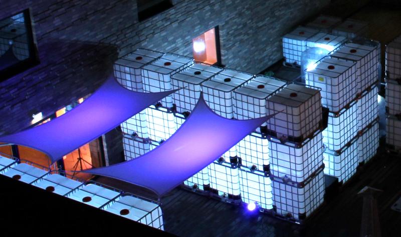 Lichtinstallation aus IBC Containern
