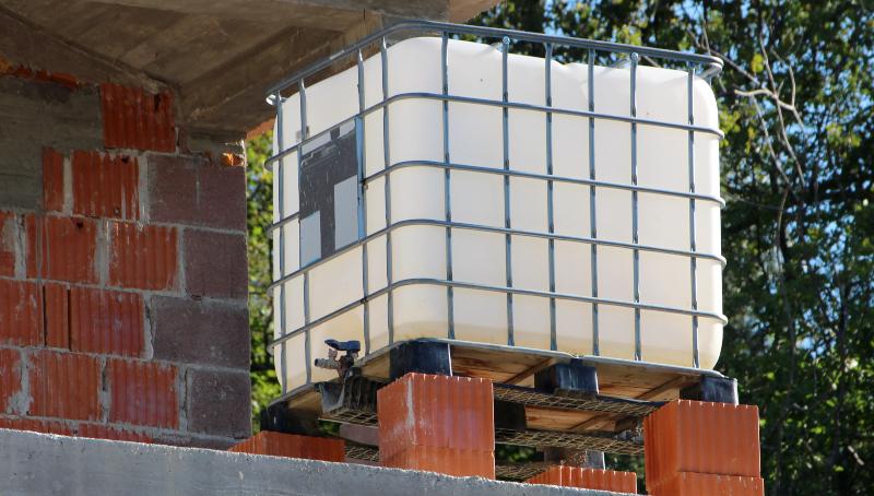 IBC Container als Wasserversorgung auf der Baustelle