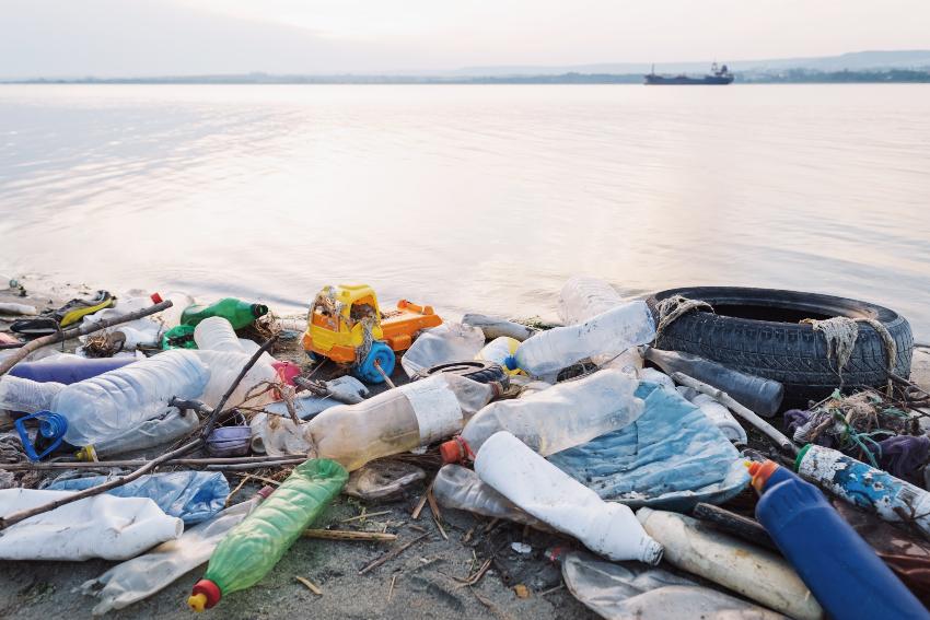Plastikmüll am Strand - IBC Rebottling oder Rekonditionierung ist auch ein Beitrag zur Vermeidung