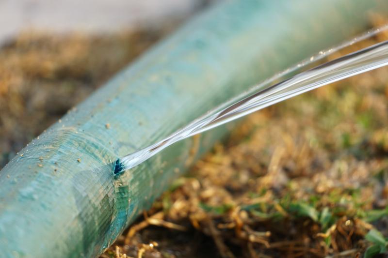 Auch zu hoher Wasserdruck birgt Gefahren. Schläuche und Leitungen können platzen. Deswegen empfiehlt sich der Einsatz von Druckmessgeräten.