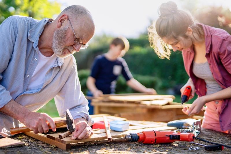 Familie baut an Holzverkleidung