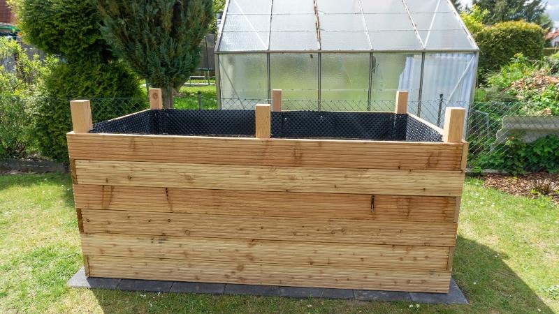 Eine Holzverkleidung für den IBC Container