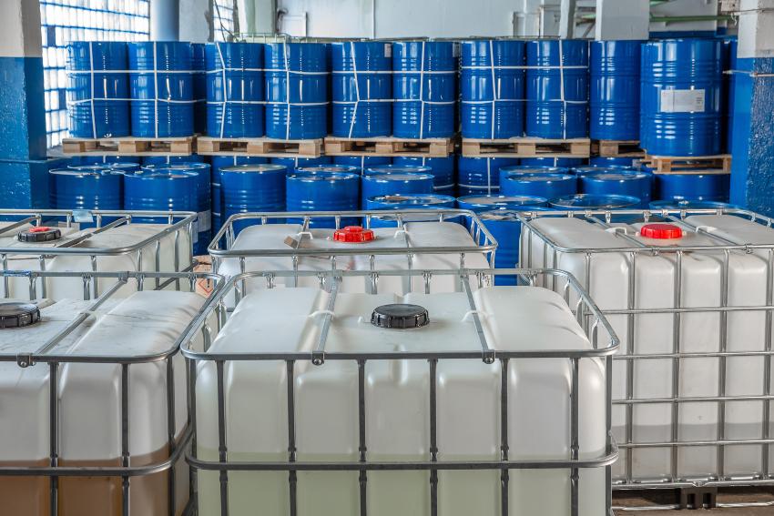 IBC Container und blaue Metall-Fässer - IBC EX-geschützt