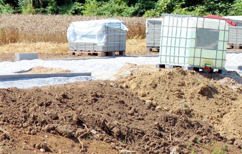 IBC Container auf einer Baustelle - Teich anlegen kann durch einen IBC erleichtert werden