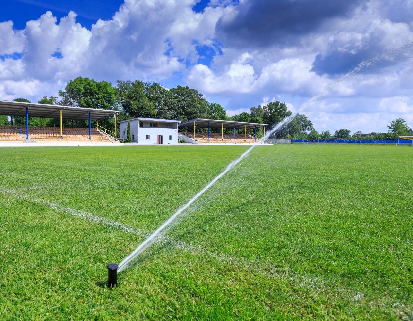 Getrieberegner zur Bewässerung eines Fussballfeldes