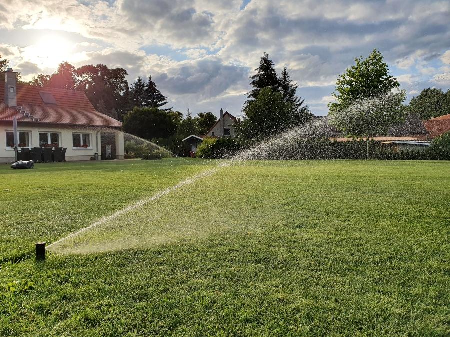 Gartenbewässerung unter der Erde oder oberirdisch installieren